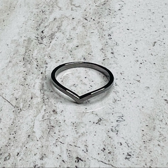 925 Sterling Silver Black V Shaped Ring Size 7 - Picture 15 of 16